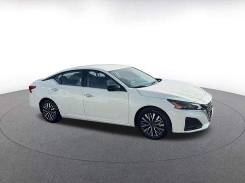 Used 2025 Nissan Altima 2.5 SV image 2