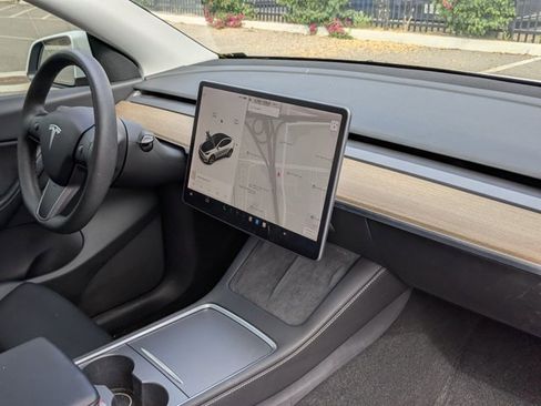 Used 2021 Tesla Model Y Long Range image 22