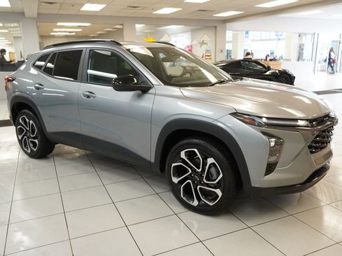 Certified 2025 Chevrolet Trax RS w/ Driver Confidence Package image 13