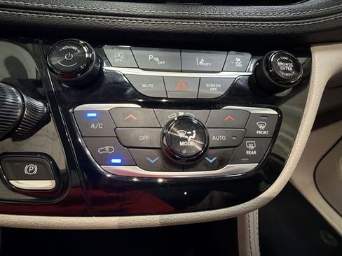 Used 2023 Chrysler Pacifica Limited FWD image 19
