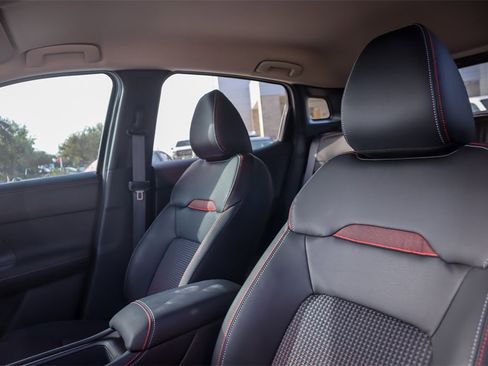 Used 2025 Nissan Kicks SR image 10