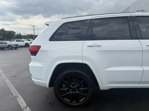 Used 2020 Jeep Grand Cherokee Altitude AWD/4WD image 4