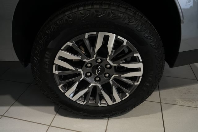 Used 2025 Chevrolet Suburban Z71 AWD/4WD image 12