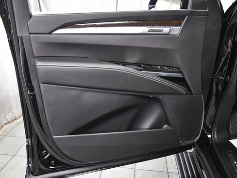Used 2026 Cadillac Escalade ESV Platinum Sport AWD/4WD image 9