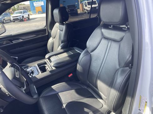 Used 2022 Jeep Wagoneer Series III AWD/4WD image 2