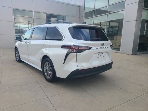 Used 2023 Toyota Sienna XLE image 5