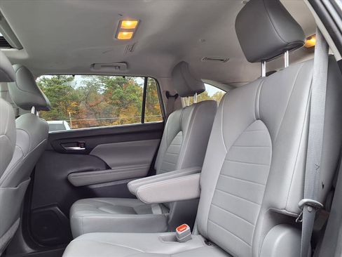 Used 2021 Toyota Highlander XLE image 17