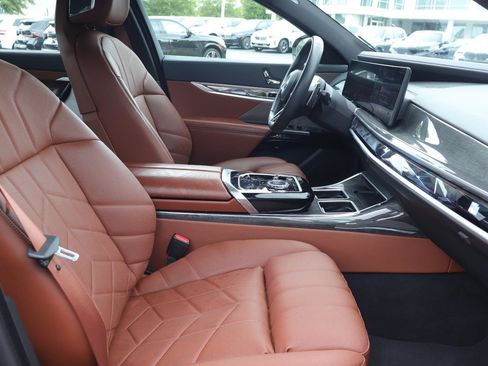 Used 2023 BMW 740i RWD image 16
