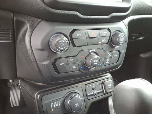 Used 2023 Jeep Renegade Latitude AWD/4WD image 22