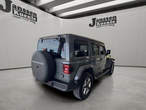 Used 2018 Jeep Wrangler Unlimited Sahara AWD/4WD image 3