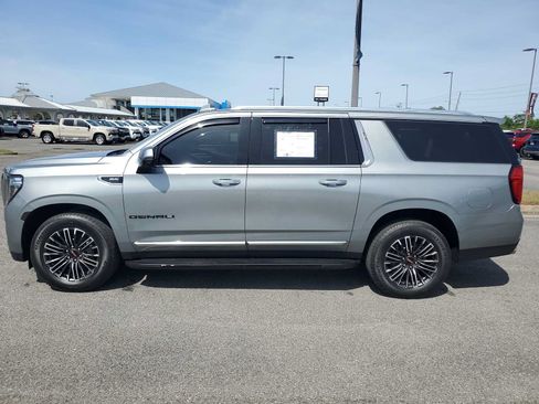 Used 2023 GMC Yukon XL Denali AWD/4WD image 2