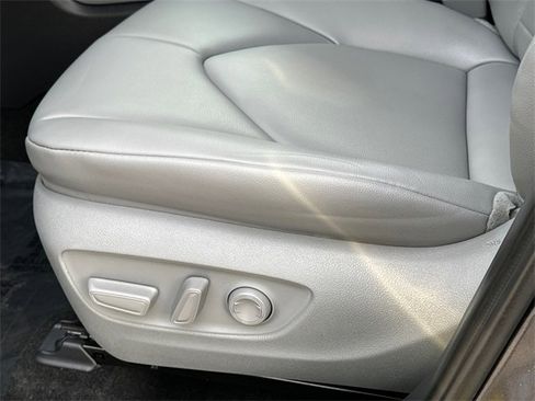 Used 2024 Toyota Highlander XLE image 24