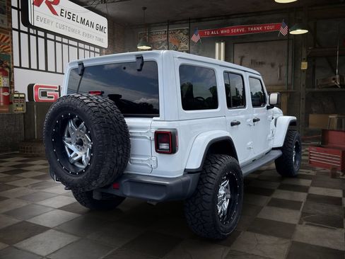 Used 2018 Jeep Wrangler Unlimited Sahara AWD/4WD image 5