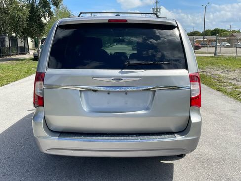 Used 2014 Chrysler Town & Country Touring FWD image 6