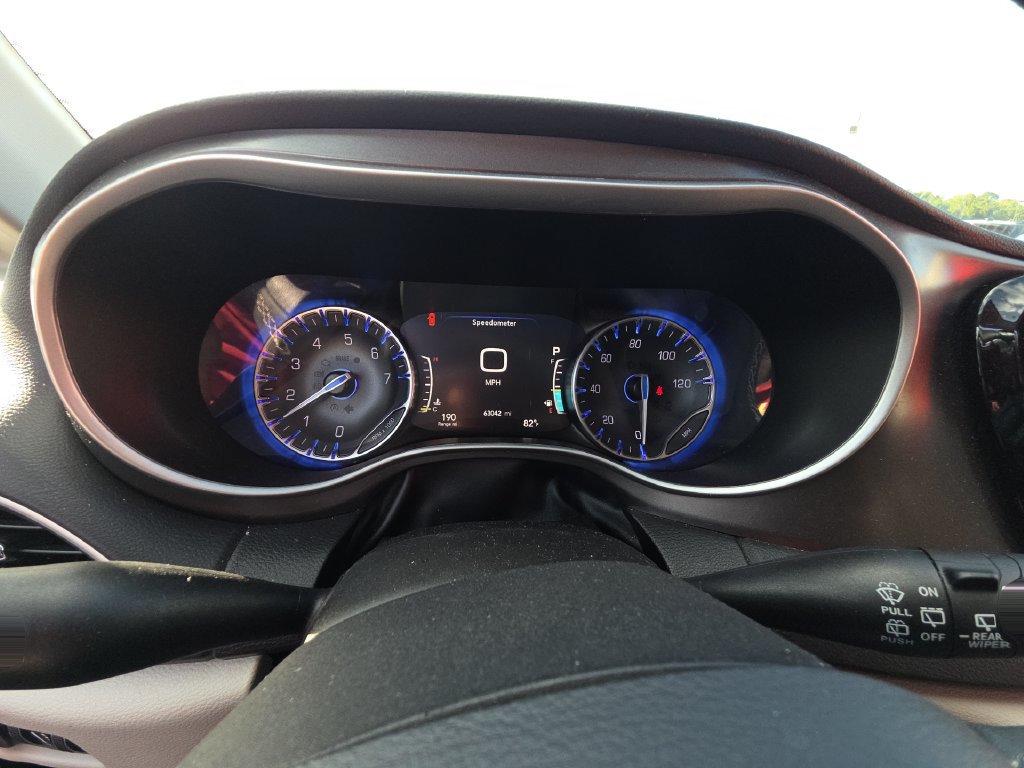 Used 2024 Chrysler Pacifica Touring-L FWD image 9