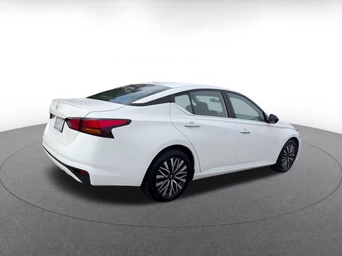 Used 2025 Nissan Altima 2.5 SV FWD image 15