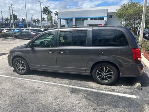 Used 2018 Dodge Grand Caravan GT image 3