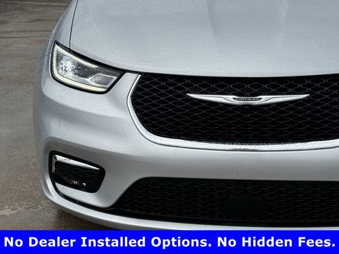 Used 2026 Chrysler Pacifica Limited FWD image 6
