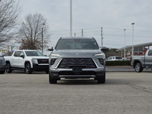 Used 2025 Buick Enclave Preferred image 2