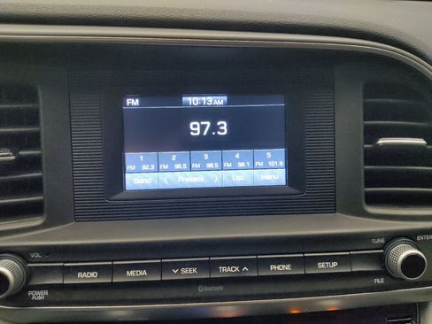 Used 2020 Hyundai Elantra SE FWD image 25