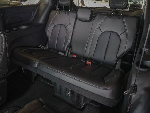 Used 2026 Chrysler Pacifica Select FWD image 29