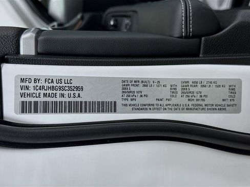 New 2025 Jeep Grand Cherokee Limited w/ Black Appearance Package image 32