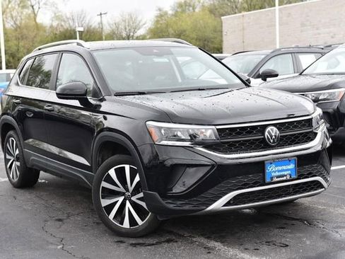 Certified 2023 Volkswagen Taos SE w/ Panoramic Sunroof Package image 2