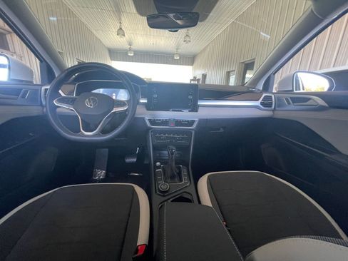 Used 2025 Volkswagen Taos SE image 31