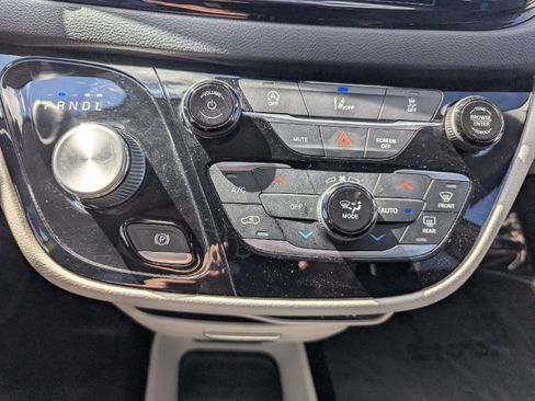 Used 2022 Chrysler Pacifica Touring-L FWD image 16