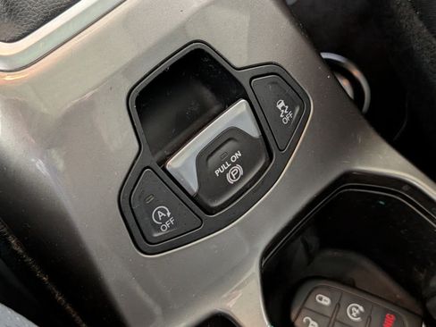 Used 2019 Jeep Renegade Limited AWD/4WD image 27