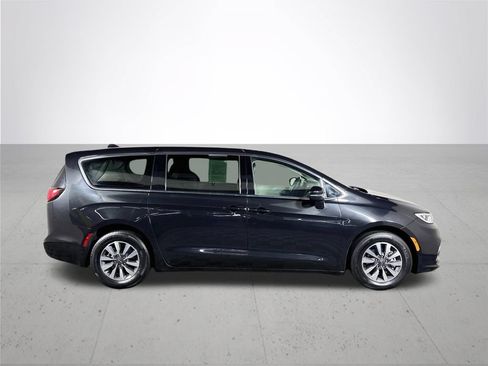 Used 2023 Chrysler Pacifica Touring-L FWD image 5