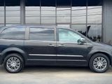 Used 2014 Chrysler Town & Country Touring-L w/ Driver Convenience Group image 2