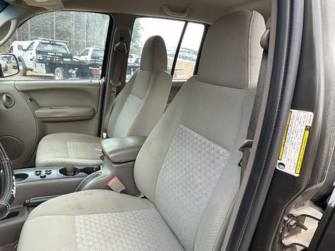 Used 2005 Jeep Liberty Sport image 16