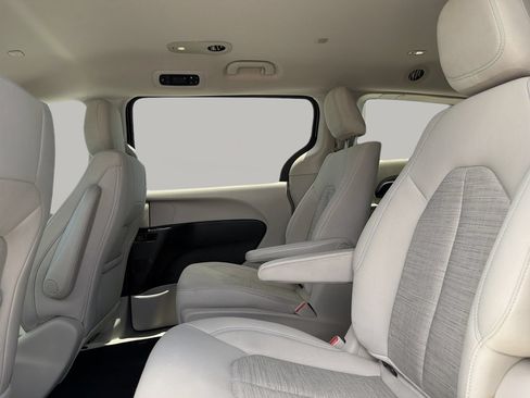 Used 2017 Chrysler Pacifica Touring Plus FWD image 16