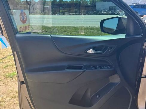 Used 2019 Chevrolet Equinox LT w/ Driver Convenience Package FWD image 18