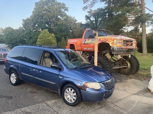 Used 2007 Chrysler Town & Country Touring FWD image 2