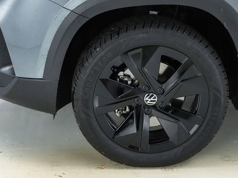 New 2026 Volkswagen Taos SE image 5