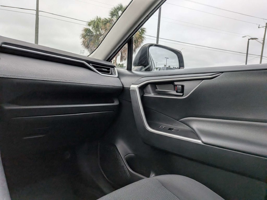 Used 2021 Toyota RAV4 LE FWD image 16