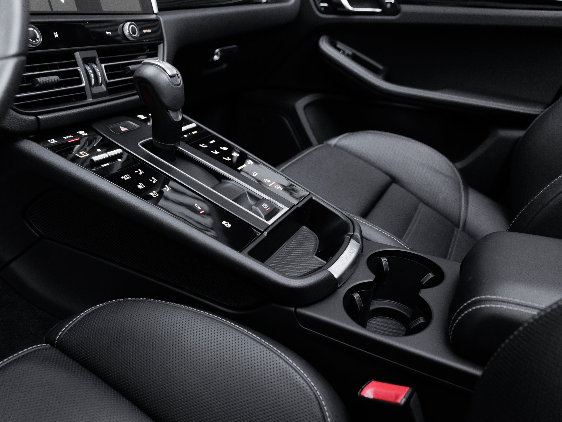 Certified 2026 Porsche Macan Turbo AWD/4WD image 25