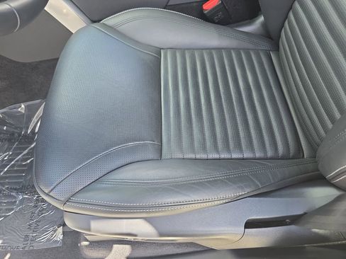 Used 2025 Land Rover Discovery Metropolitan Edition image 31