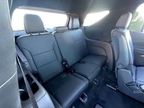Used 2025 Chevrolet Traverse LT image 26