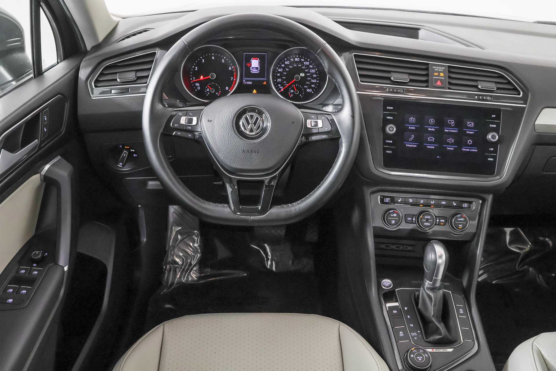 Used 2018 Volkswagen Tiguan SE w/ 3rd Row Seat Package AWD/4WD image 37