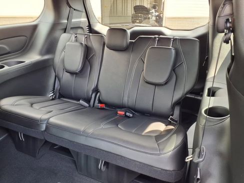 New 2025 Chrysler Pacifica Select image 7
