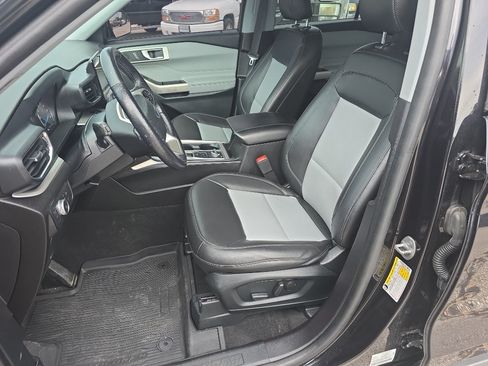 Used 2022 Ford Explorer XLT w/ Equipment Group 202A AWD/4WD image 11