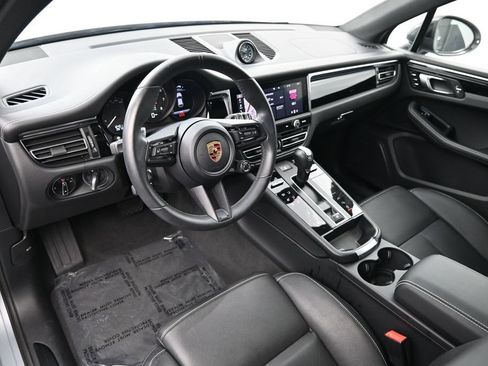 Certified 2025 Porsche Macan AWD/4WD image 4
