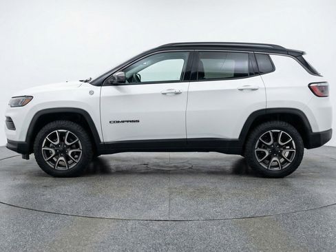 Used 2025 Jeep Compass Trailhawk image 5