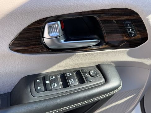 Used 2023 Chrysler Pacifica Limited FWD image 23