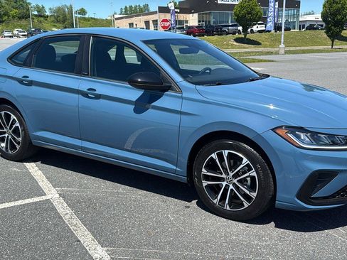 Used 2025 Volkswagen Jetta Sport FWD image 2