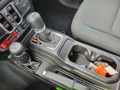 Used 2025 Jeep Wrangler Unlimited Rubicon 4xe w/ Convenience Group image 16