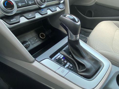 Used 2020 Hyundai Elantra SE FWD image 35